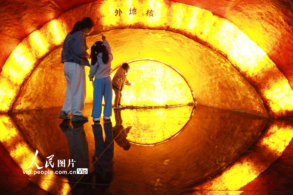 2024年4月21日，江苏省南京市，参观者在南京地质博物馆内的地球内部构造模型前参观。